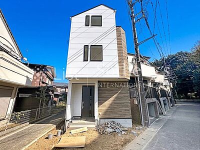 外観:■外観■閑静な住宅地で叶える新生活!子育てや通勤、日々の生活がイメージできる環境です。※掲載画像はAI加工を施しております。実際の形状・色味・空模様・陽当たり等と異なる場合があります。 外観:■外観■閑静な住宅地で叶える新生活!子育てや通勤、日々の生活がイメージできる環境です。※掲載画像はAI加工を施しております。実際の形状・色味・空模様・陽当たり等と異なる場合があります。
