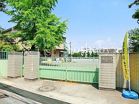 川崎市立住吉小学校 お子様の学校生活の中心となる小学校が近くにあり、登下校の安心感はもちろん、学びや友情を育む毎日をあたたかく支えてくれます。 450m