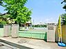 周辺：川崎市立住吉小学校 お子様の学校生活の中心となる小学校が近くにあり、登下校の安心感はもちろん、学びや友情を育む毎日をあたたかく支えてくれます。 450m