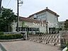 周辺：藤沢市立八松小学校 徒歩5分。広々とした校庭や落ち着いた雰囲気の校舎が魅力の小学校。友達と楽しく過ごす日々の中で、学びと心の成長が自然と育まれていきます。 400m