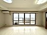 リビング/ダイニング：南面バルコニーで日当たり、風通し良好です♪