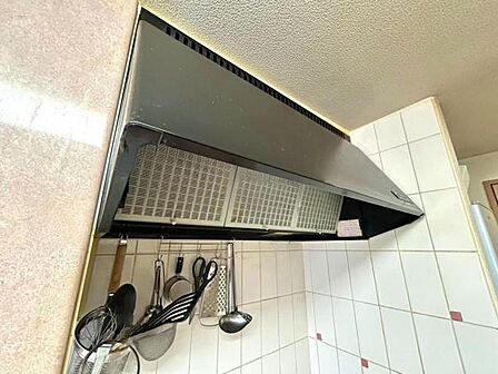 《換気システム》ブーツ型のレンジフード。蒸気や匂いをしっかり吸ってくれます。