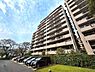外観：《外観》緑に囲まれた11階建てマンション。