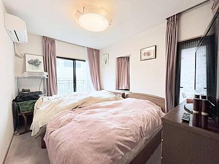 《寝室》北側7.7帖主寝室。こちらのお部屋にはバルコニー2面付!WICもあります。