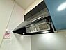 設備：《換気扇》匂いや煙をたっぷり吸ってくれるブーツ型のレンジフード。