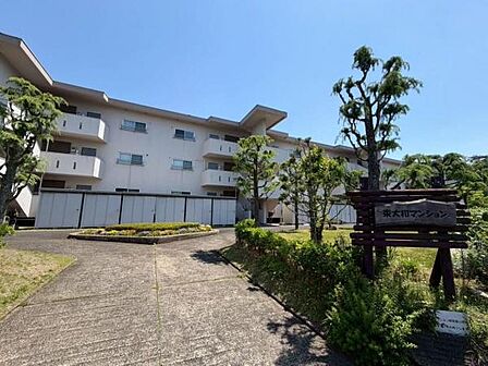 《外観》緑に囲まれた3階建てマンション