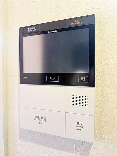 《TVモニターインターホン》モニター付きで顔を確認できるので、防犯面でも安心ですね。