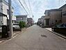 外観：《前面道路》南側6m。車通り少なく小さなお子様がいるご家庭でも安心ですね。