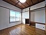 寝室：《洋室》こちらは北西側4.5帖洋室です。居室としてはもちろん、書斎としても使いやすいですね。