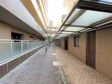 【コリドー・パディオ】1階部分には、住戸へと続くアプローチ部分に屋根が取り付けられております!