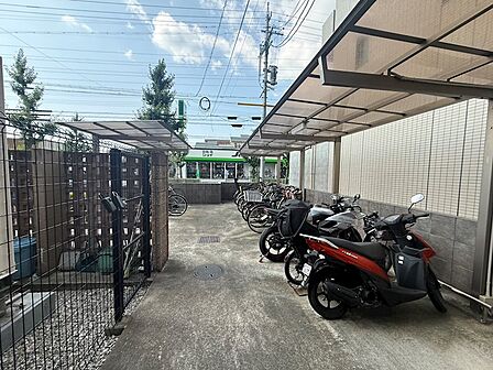 雨の日も安心の屋根付き駐輪場。自転車やバイクを大切に保管できます。