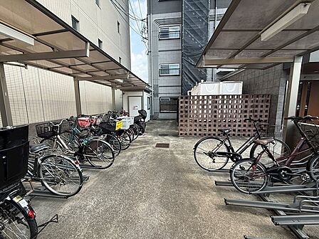 屋根付きの駐輪場を完備。雨の日も大切な自転車が濡れにくく、日々のお出かけをサポートします。