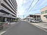 外観：物件周辺の道路です。青空が広がる開放的な環境で、日々の暮らしを快適に過ごせます。