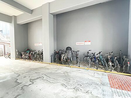 自転車の駐輪スペースを確保。日常使いにも便利な環境です。
