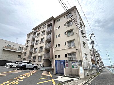 外観：落ち着いた色合いの外観が魅力のマンションです。周辺環境も良好で、快適な暮らしをサポートします。
