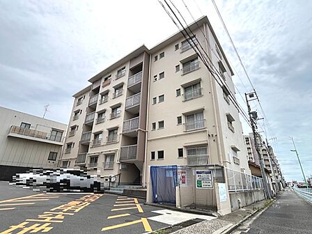 落ち着いた色合いの外観が魅力のマンションです。周辺環境も良好で、快適な暮らしをサポートします。