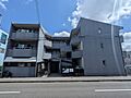 青空が映える外...