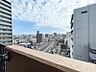 その他：青空が広がる開放的なバルコニーからの眺望。街並みを一望できる景色が、日々の暮らしに広がりと明るさをもたらします。