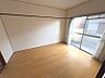 その他：フローリングのお部屋は、家具の配置がしやすいシンプルな空間。掃き出し窓から光が差し込み、明るい雰囲気です。