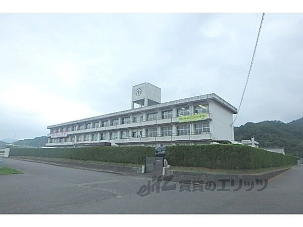 画像8:日枝中学校まで2100メートル