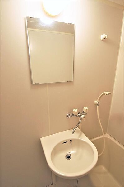 画像17:浴室に洗面台があります。
