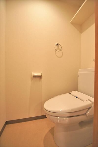画像15:トイレは温水洗浄機能付です。上部に小棚があります。