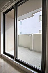 窓は大きく採光が取れます。
