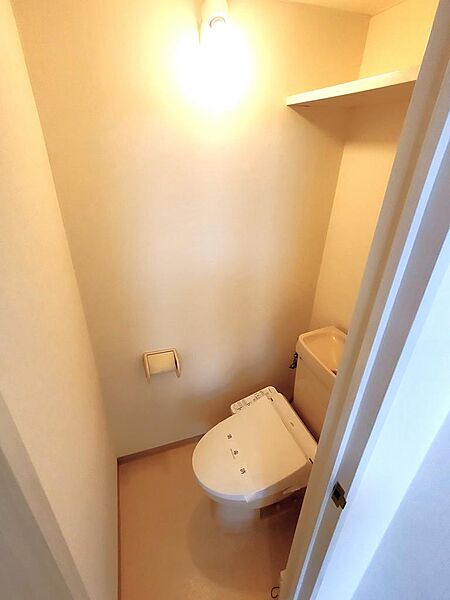 画像13:トイレは温水洗浄機能付きです。上部に棚もあります。