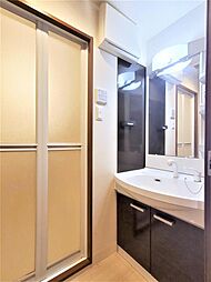 洗面所、洗面化粧台、身だしなみを整える際に便利です。