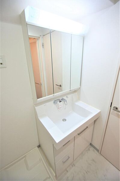 画像20:大きな鏡付の洗面化粧台。身だしなみを整える際に便利です。