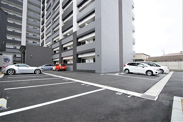 画像28:敷地内平置き駐車場