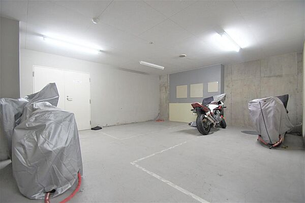 画像28:バイク駐輪可能です。２２００円、敷金１ヶ月