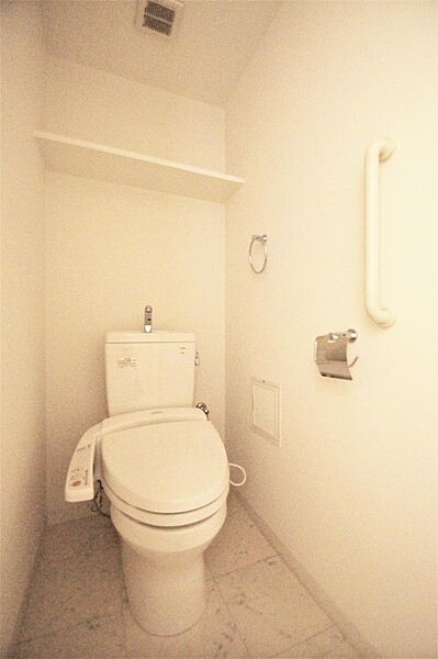 画像17:トイレは温水洗浄機能付きです。上部収納もあります。