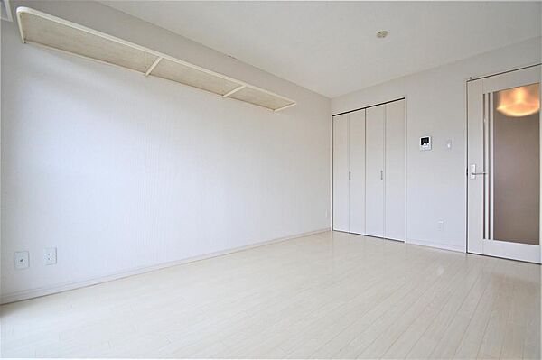 画像5:洋室７．５帖、白を基調とした明るい印象のお部屋です。