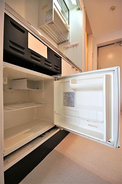 画像13:キッチンにはミニ冷蔵庫が備え付けてあります。