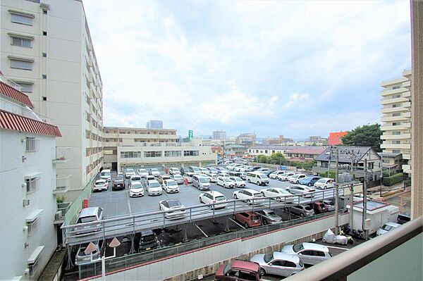 画像22:眺望、前面は駐車場になっており、日当たり良好です。