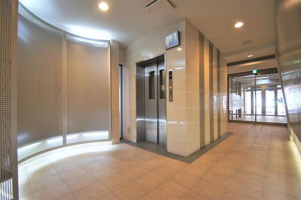 画像27:エレベータホールは意匠をこらしたデザインになっております。