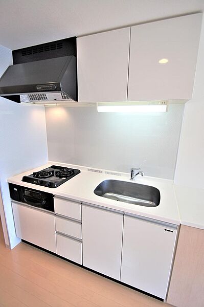 画像14:２口ガスコンロ付きシステムキッチン、調理スペースも広く快適にご利用いただけます。