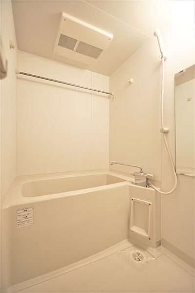 画像16:鏡付きのお風呂です。浴室乾燥機能付きです。