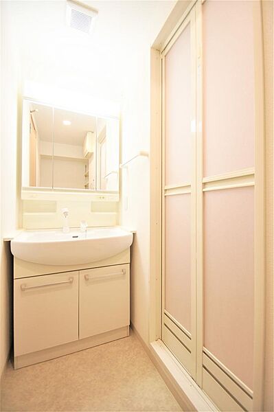 画像18:洗面所には洗面化粧台・洗濯機置き場があります。人気のシャワー付き洗面化粧台があり、身だしなみを整える際に便利です。
