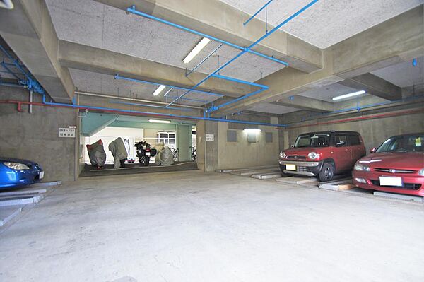 画像25:マンション1階部分が駐車場になっております。