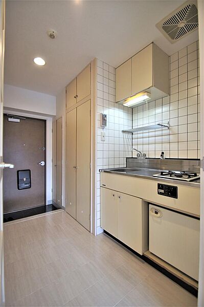 画像9:キッチン周り、キッチンには１口ガスコンロが備え付けてあります。