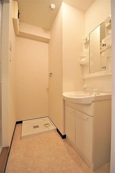 画像17:洗面所には洗面化粧台・洗濯機置き場があります。洗濯防水パンは備え付けです。