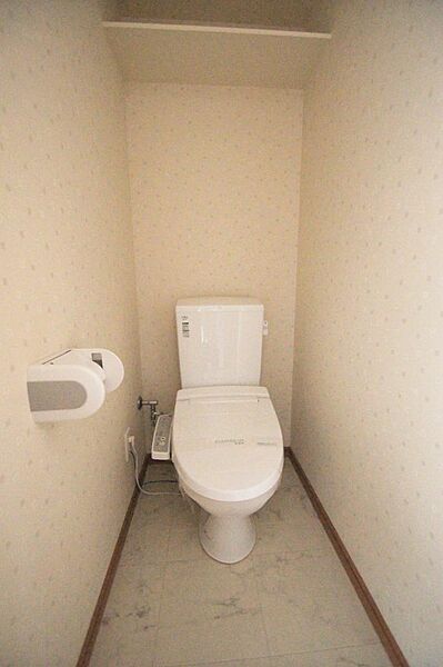 画像15:トイレは温水洗浄便座。上部に棚も付いてます。