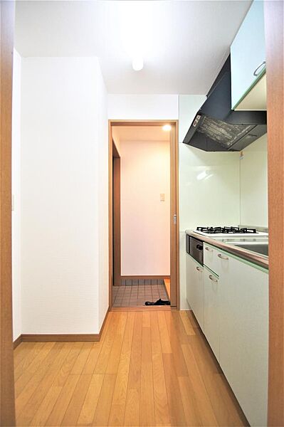 画像10:キッチンスペースは広く、収納も充実しており使い勝手は良好です。