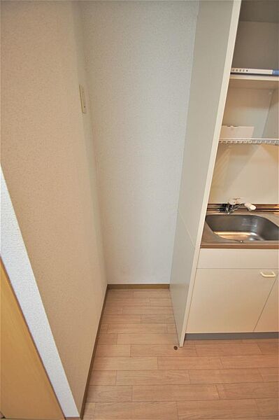 画像14:キッチン横に冷蔵庫を設置するスペースがあります。