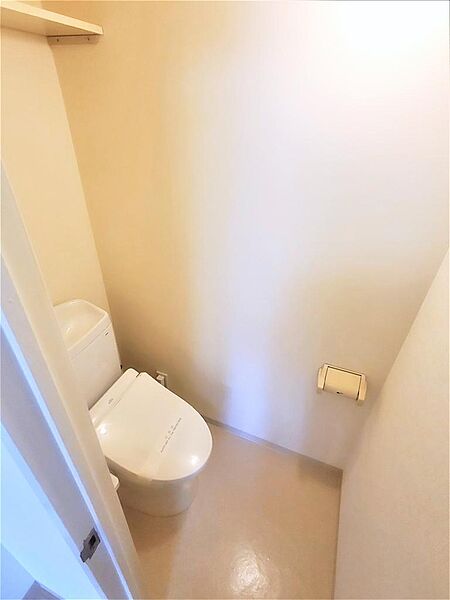 画像14:トイレは温水洗浄機能付きです。上部には小棚があります。