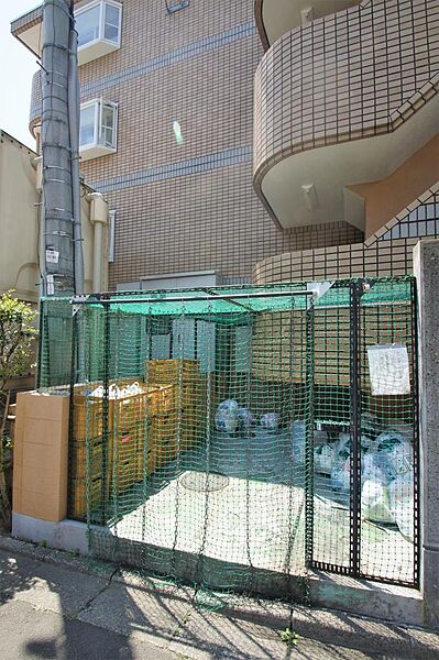 画像28:建物の東側には敷地内ゴミ置き場があります。