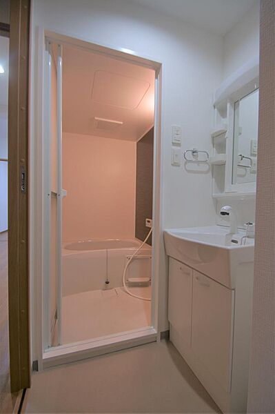 画像17:人気のシャワー付き洗面化粧台付きです。身だしなみを整える際に便利です。