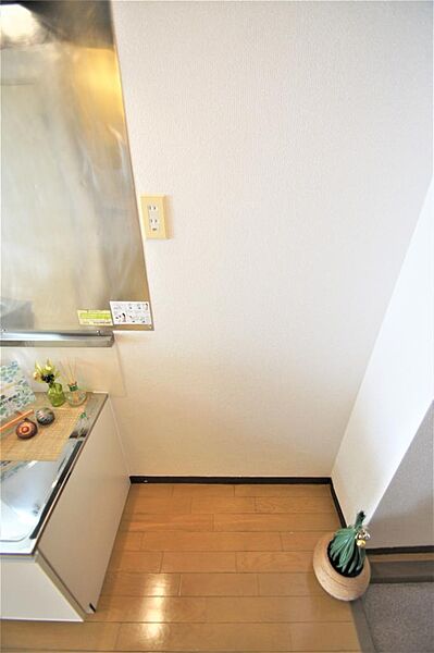 画像19:キッチンとお部屋の間に洗濯機置き場があります。